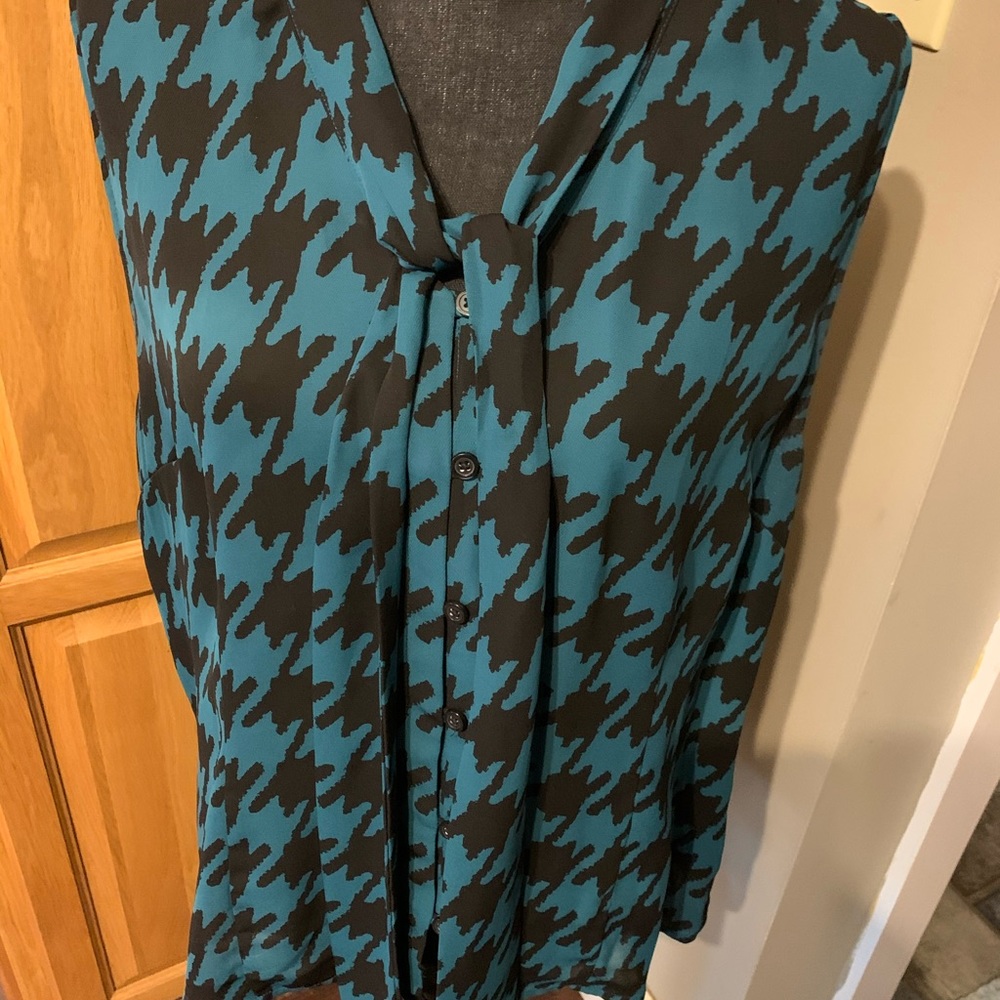 Worn once ! Very flattering button down blouse